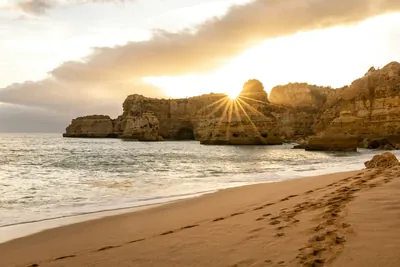 Praia da Marinha ao pôr do sol, falésias douradas do Algarve