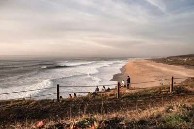Praia da Nazaré com ondas grandes ao entardecer
