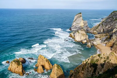 Falésias e enseada junto ao Cabo da Roca, costa entre Sintra e Cascais