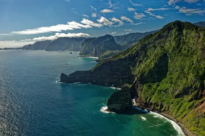 Vista aérea da costa norte da Madeira, falésias verdejantes sobre o Atlântico