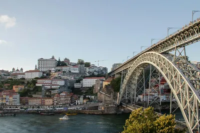 Ponte D. Luís I sobre o rio Douro, vista do Porto